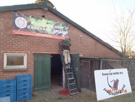 Teun hangt onze zaadvaste-rassen-banner op